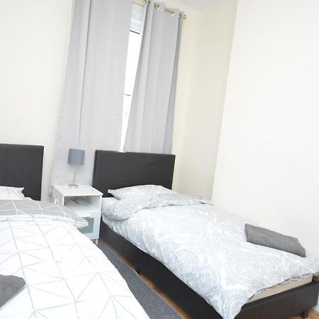 Cheerful 4 Bedroom House In Greater London Exteriör bild