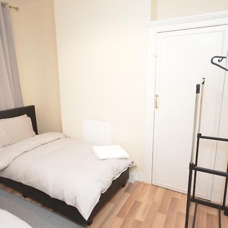 Cheerful 4 Bedroom House In Greater London Exteriör bild