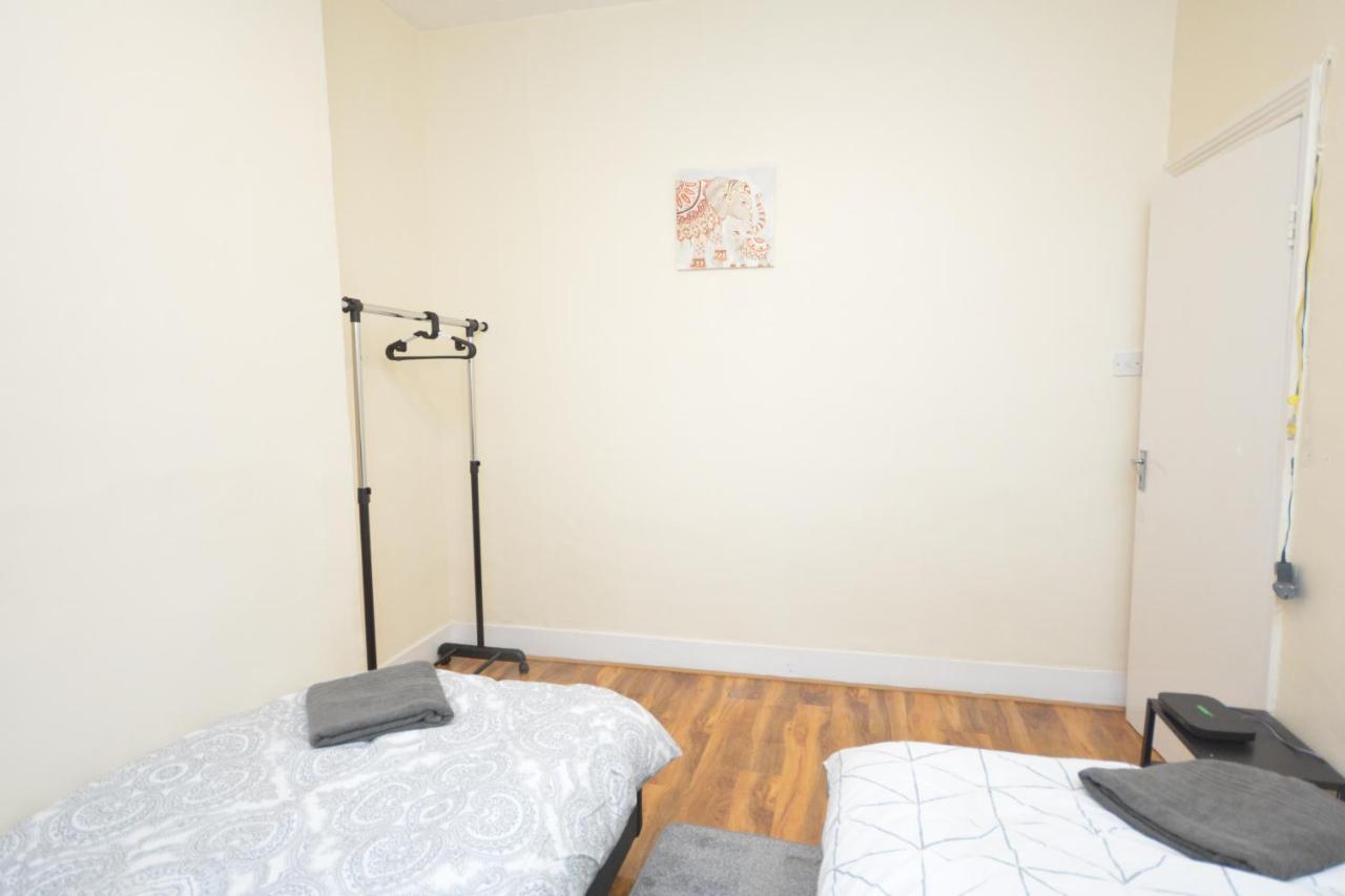Cheerful 4 Bedroom House In Greater London Exteriör bild