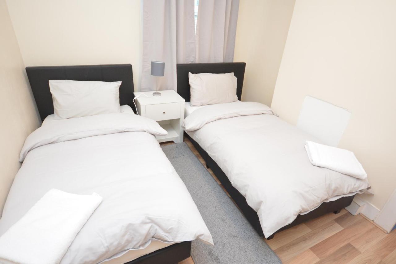 Cheerful 4 Bedroom House In Greater London Exteriör bild