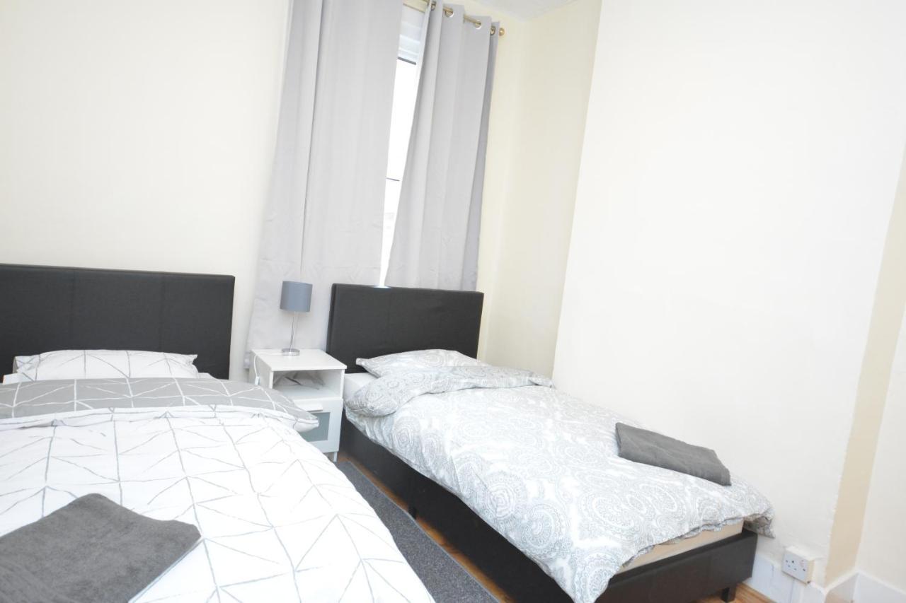 Cheerful 4 Bedroom House In Greater London Exteriör bild