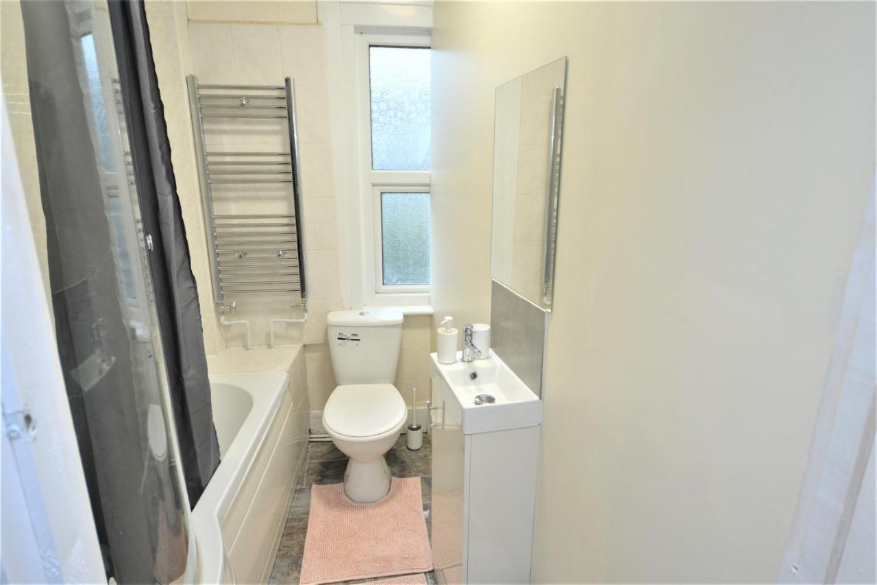 Cheerful 4 Bedroom House In Greater London Exteriör bild