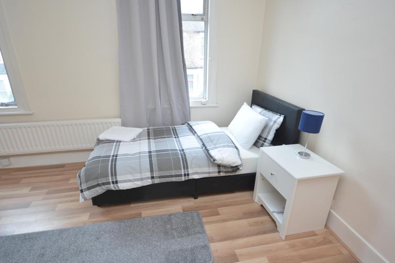 Cheerful 4 Bedroom House In Greater London Exteriör bild