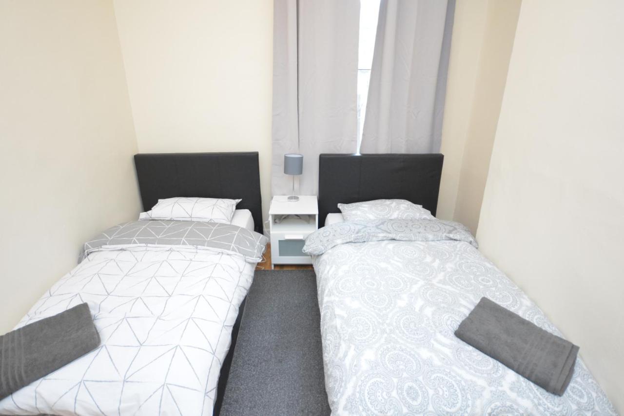 Cheerful 4 Bedroom House In Greater London Exteriör bild