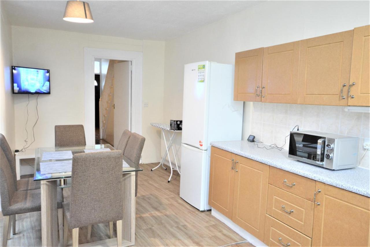 Cheerful 4 Bedroom House In Greater London Exteriör bild