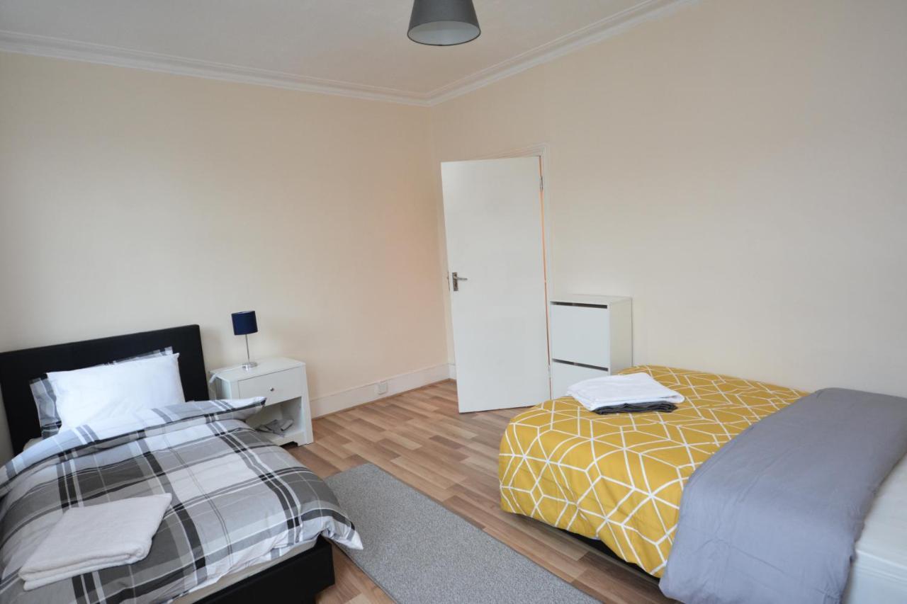 Cheerful 4 Bedroom House In Greater London Exteriör bild