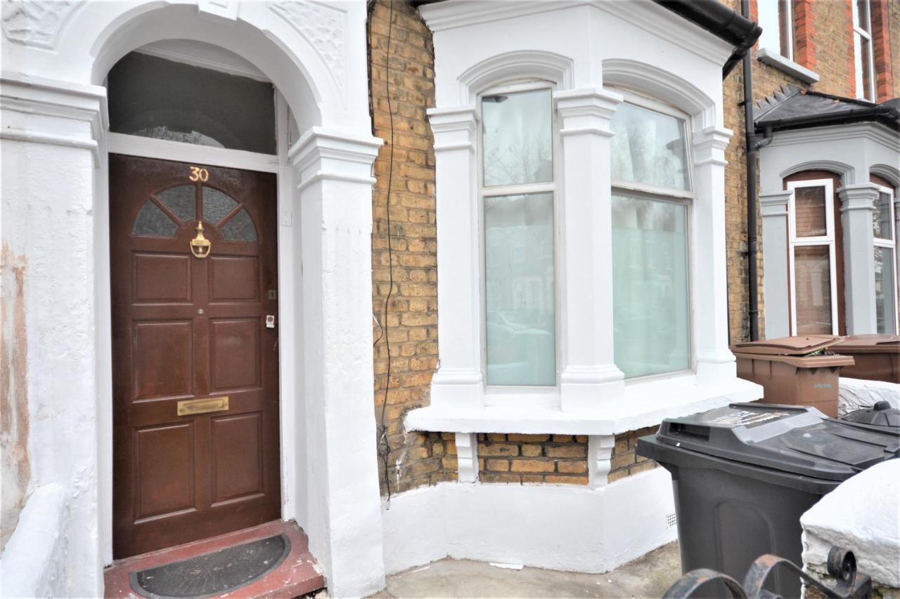 Cheerful 4 Bedroom House In Greater London Exteriör bild