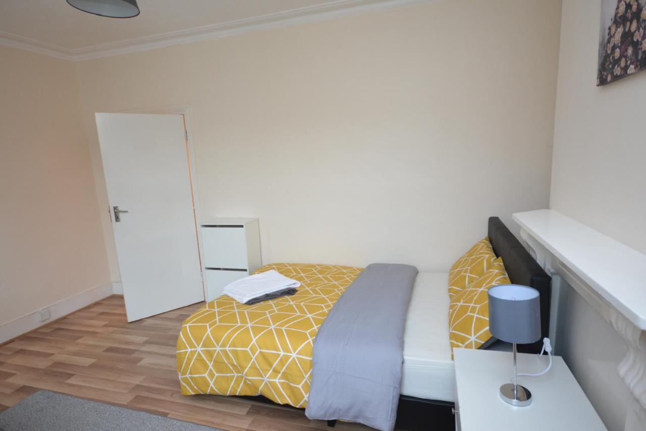 Cheerful 4 Bedroom House In Greater London Exteriör bild