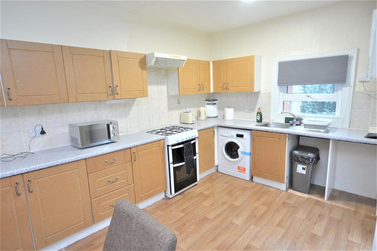 Cheerful 4 Bedroom House In Greater London Exteriör bild