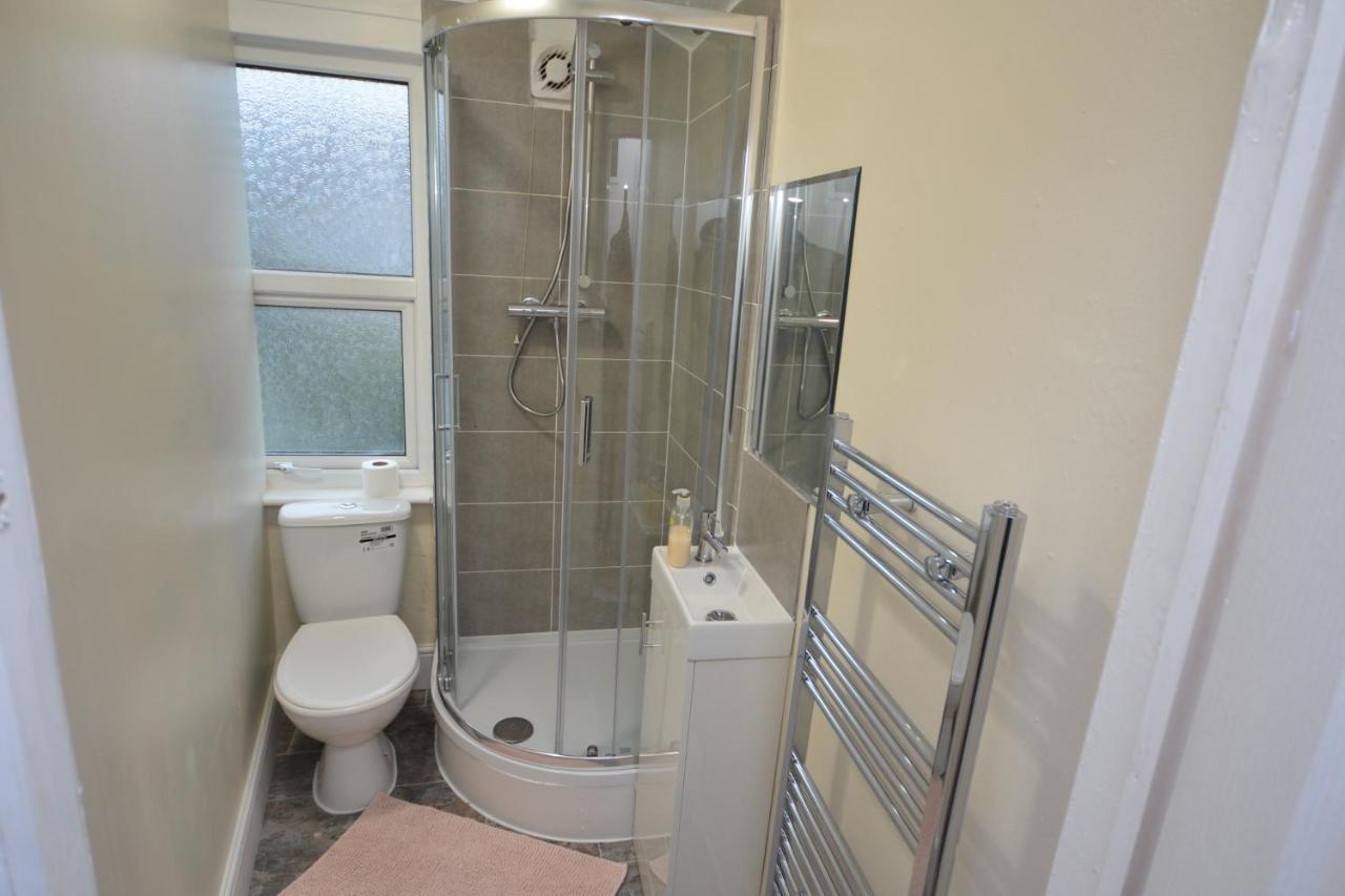 Cheerful 4 Bedroom House In Greater London Exteriör bild