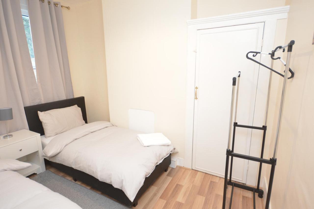 Cheerful 4 Bedroom House In Greater London Exteriör bild