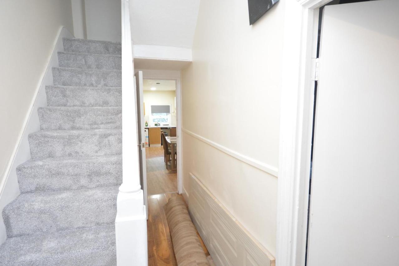 Cheerful 4 Bedroom House In Greater London Exteriör bild