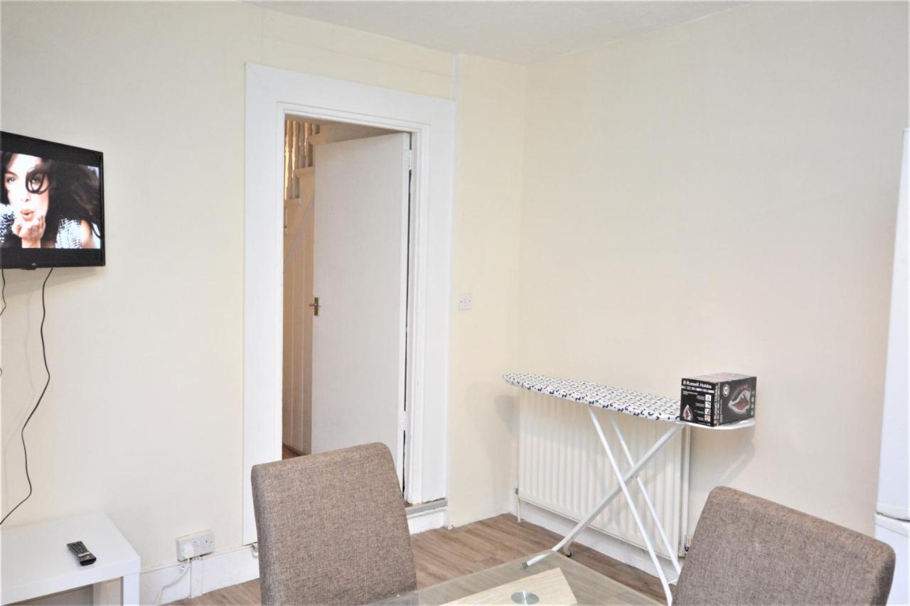 Cheerful 4 Bedroom House In Greater London Exteriör bild