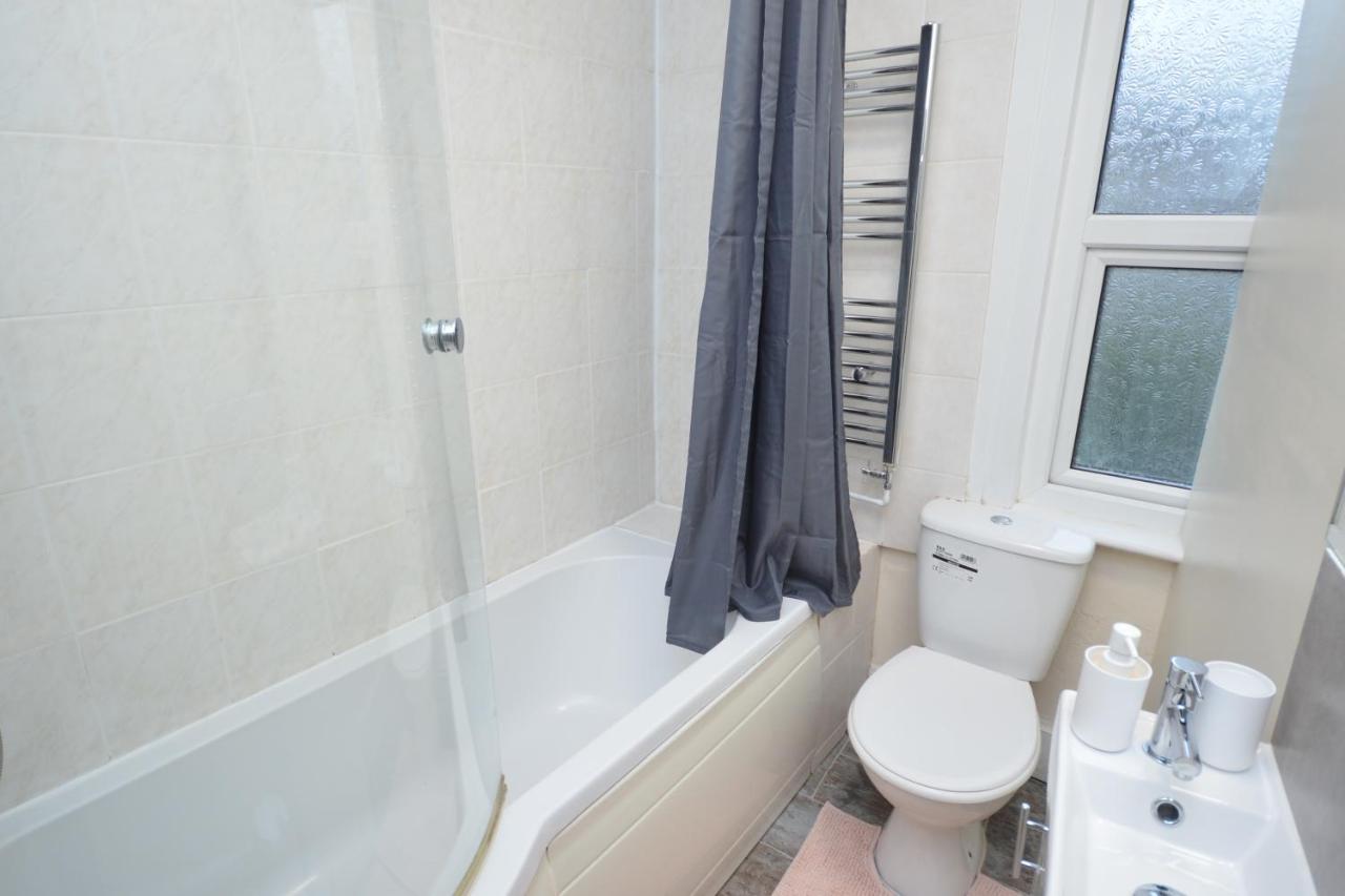 Cheerful 4 Bedroom House In Greater London Exteriör bild