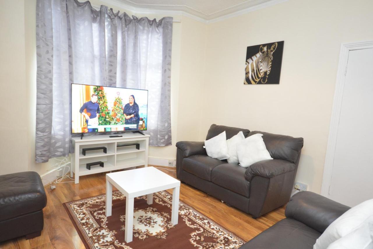 Cheerful 4 Bedroom House In Greater London Exteriör bild