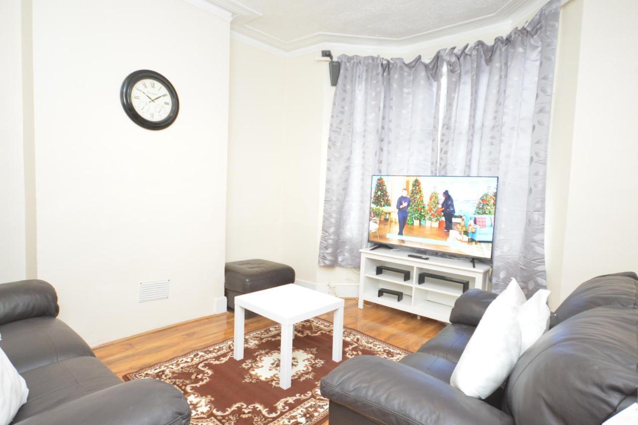 Cheerful 4 Bedroom House In Greater London Exteriör bild