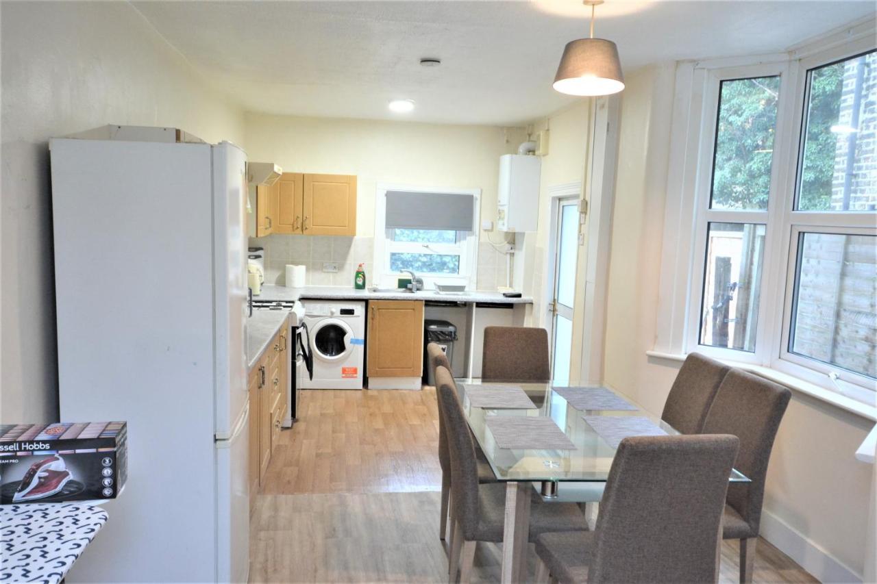 Cheerful 4 Bedroom House In Greater London Exteriör bild